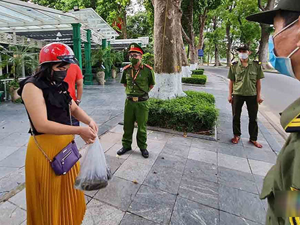 Hà Nội: 291 người dân và 5 cơ sở kinh doanh bị phạt gần 700 triệu đồng sau hơn 1 ngày giãn cách xã hội