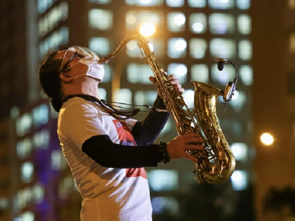 Khi âm nhạc vơi nhẹ nỗi đau: Nghệ sĩ saxophone Trần Mạnh Tuấn biểu diễn tại bệnh viện dã chiến TP.HCM khiến hàng nghìn người xúc động
