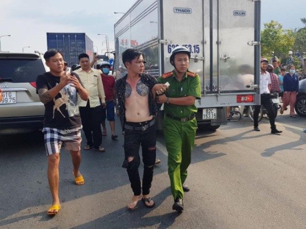 Khởi tố tài xế gây náo loạn đường phố, lao ô tô vào 2 xe tuần tra của CSGT