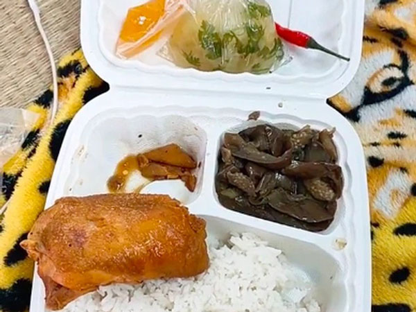 Chàng trai review hộp cơm siêu chất lượng trong khu cách ly: 'Mấy người chê không có nhiều đồ ăn toàn là nói xạo không đó!'