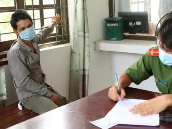 Khởi tố, bắt giam thanh niên vượt chốt kiểm dịch, tông vào xe công an