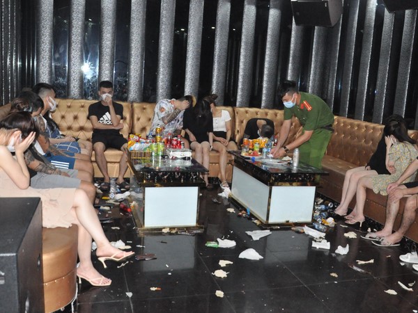 Đột kích quán karaoke, phát hiện gần 50 đối tượng sử dụng trái phép ma túy