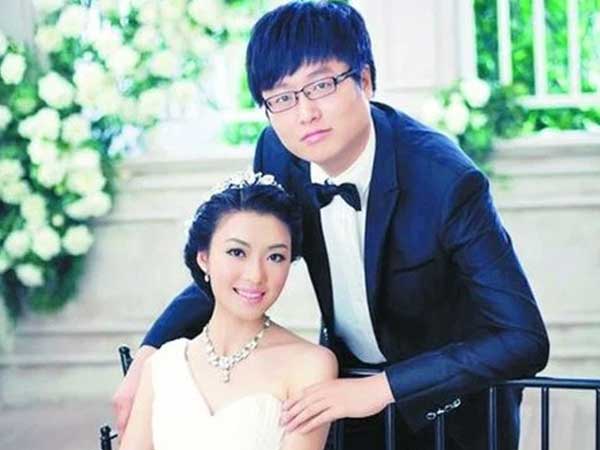 Đêm tân hôn nhìn thấy điện thoại chồng hiện tin nhắn 'Có hàng mới', cô vợ cương quyết hành động và lời đáp với bố mẹ chồng