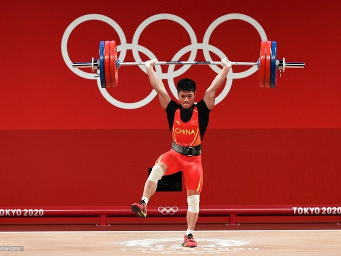 Đô cử Trung Quốc phá 2 kỷ lục Olympic khiến tất cả kinh ngạc vì nâng tạ bằng 1 chân