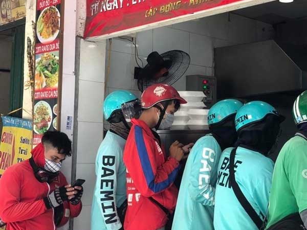 Hà Nội khuyến khích mua online nhưng lại cấm shipper