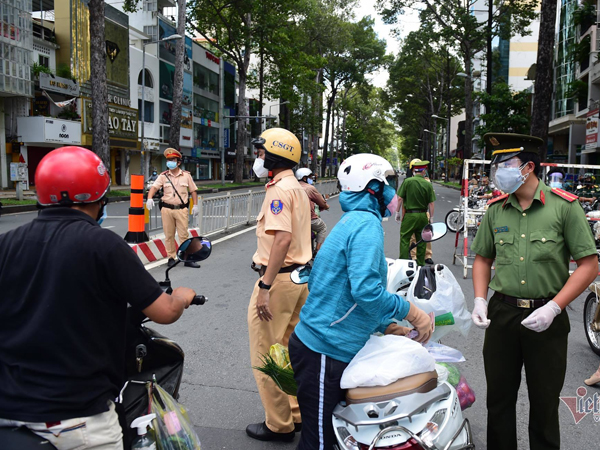 Đầu tuần, TP.HCM nhắc nhở nhiều người ra đường vì lý do không chính đáng