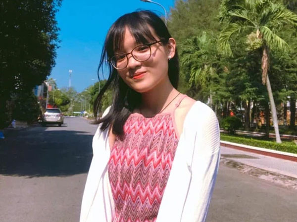 Nữ sinh duy nhất đạt điểm 10 Văn tốt nghiệp THPT 2021:  Học chuyên Anh, trật tủ Sóng, đi thi cho vui nhưng điểm môn nào cũng cao chót vót