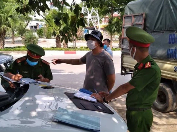 Xử phạt ra đường không thực sự cần thiết: Người bị quay xe, người vùng vằng không chịu ký biên bản