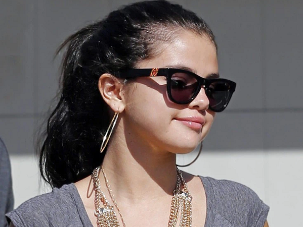 Selena Gomez có nhiều khoảnh khắc chạm đỉnh visual nhờ 4 cách buộc tóc xinh tươi, lãng mạn
