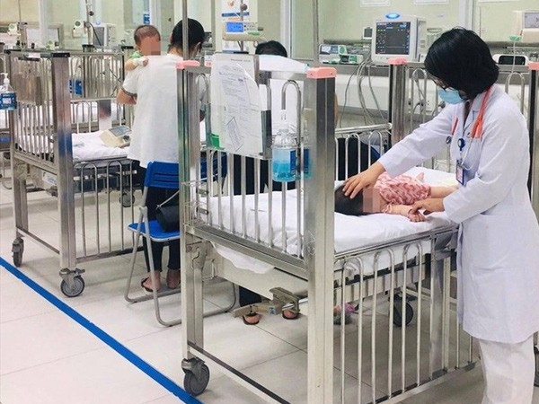 Ngồi trước người điều khiển xe máy, bé 31 tháng tuổi bị tai nạn nghiêm trọng