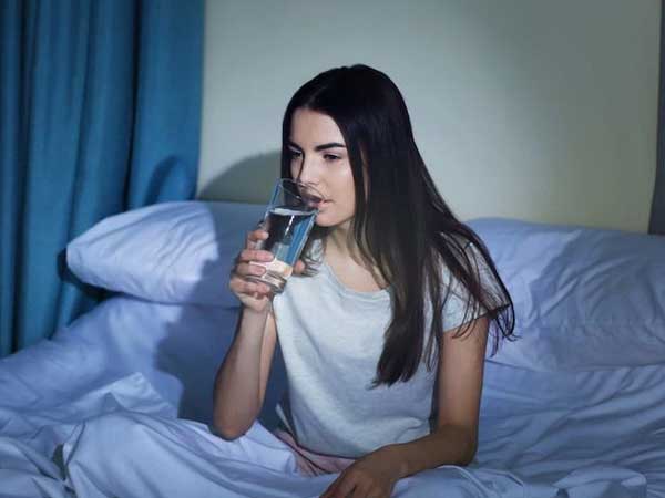 Uống một cốc nước ấm sau khi ngủ dậy rất tốt nhưng nên uống trước hay sau khi đánh răng mới THỰC SỰ hiệu quả?
