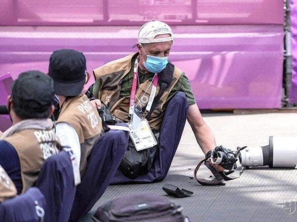 VĐV bóng rổ Olympic lao vào khu vực phóng viên để cứu bóng, ngờ đâu đánh bay 350 triệu trong giây lát