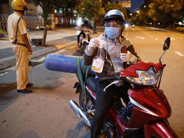 Bất chấp lệnh giới nghiêm, ông bố vẫn lao ra đường chở bình oxy về cứu con