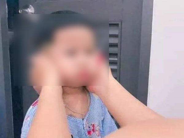 Giãn cách không được ra ngoài, bố trẻ đành cầm kéo làm 'thợ tóc' bất đắc dĩ và cái kết đầy 'hờn dỗi'
