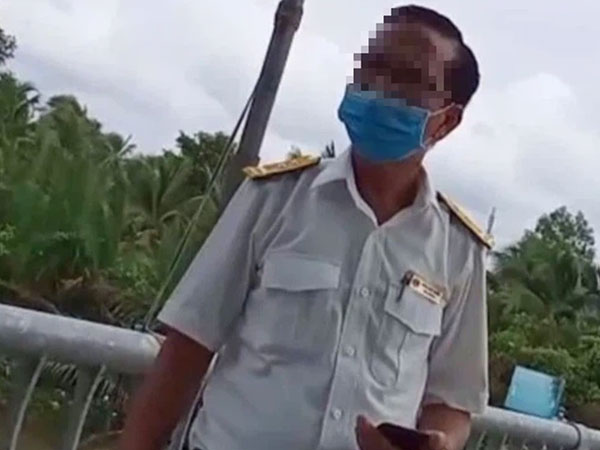 Cán bộ thuế 'thông chốt' kiểm soát dịch: 'Tao mà không đi làm là tụi mày không có lương'