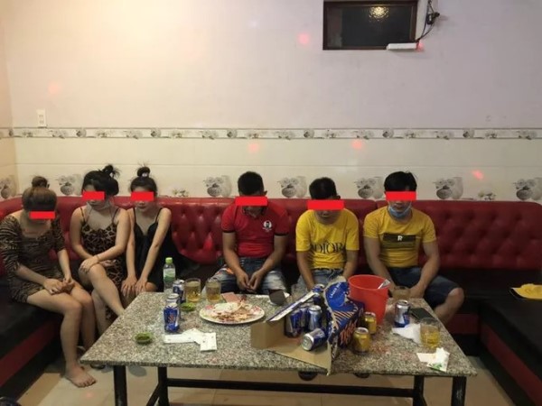 Đang giãn cách xã hội, chủ quán karaoke vẫn cho tụ tập hát hò cùng dàn 'tay vịn'