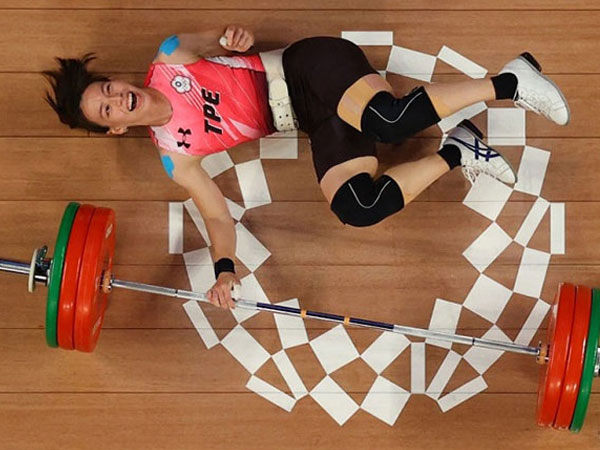 Chắc ăn HCV Olympic, nữ đô cử suýt chấn thương vì cố phá kỷ lục thế giới