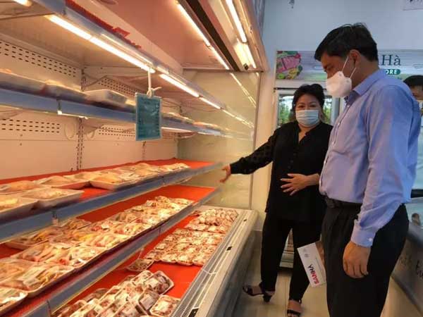 Giá gà công nghiệp giảm sâu, chỉ còn 10.000 đồng/kg