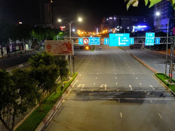 Thêm 5 tỉnh giới hạn thời gian ra đường, người dân không rời khỏi nhà sau 18h
