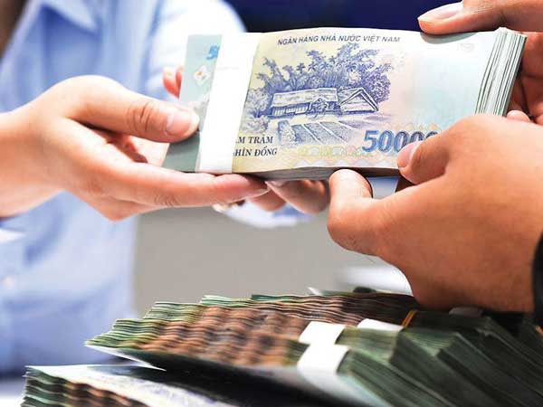 Lãi suất tiết kiệm thấp kỷ lục, dân ít gửi tiền vào ngân hàng