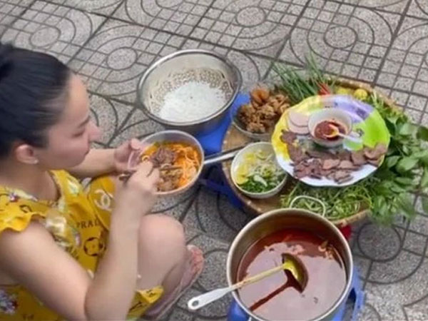 Lê Dương Bảo Lâm bị chỉ trích vì tụ tập đông người ăn bún bò mùa dịch, lời giải thích nghe có hợp lý?
