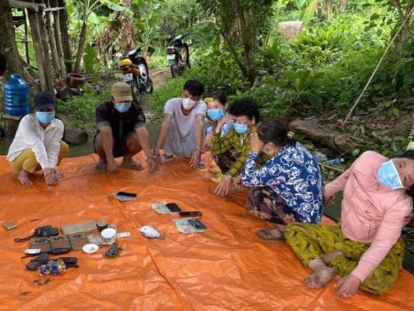 Nhóm người sử dụng bộ đàm lên núi đánh bạc