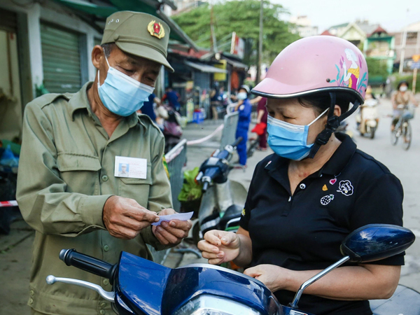 Hà Nội bắt đầu phát phiếu đi chợ cho người dân theo ngày chẵn, ngày lẻ