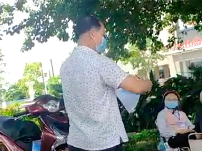 Diễn biến mới vụ người đàn ông xé biên bản trước mặt tổ tuần tra Covid-19