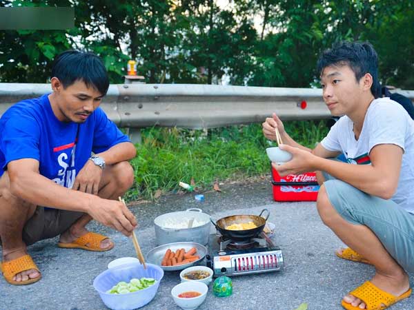 Tài xế container nấu ăn bên lề đường, chờ giấy thông hành để vào Hà Nội: 'Tôi bị kẹt ở đây 5 ngày rồi chưa chuyển hàng được'