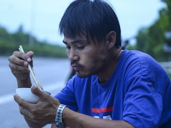 Nằm chờ gần 2 ngày để xin giấy 'luồng xanh' vào Hà Nội, tài xế xe đầu kéo nấu vội bữa cơm ngay cạnh đường