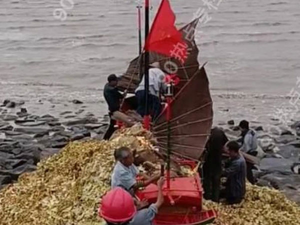 Thiên tai sắp sửa ập đến, hội bô lão rủ nhau ra bờ biển tụng kinh, đốt tiền vàng để... 'đuổi bão'
