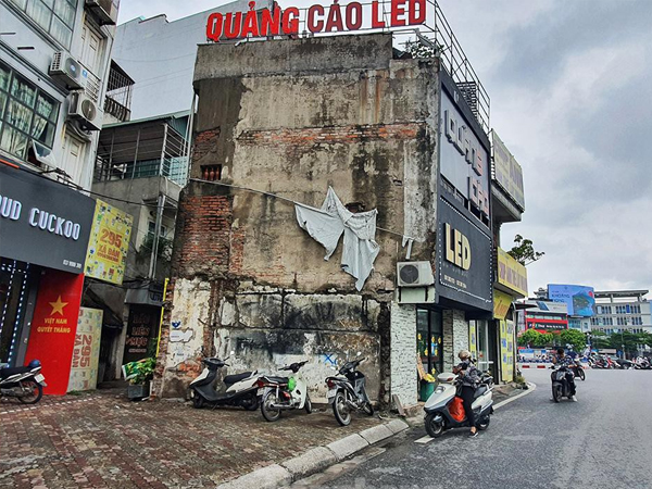 Cận cảnh hàng loạt 'lô cốt kỳ dị' ôm trọn vỉa hè Hà Nội