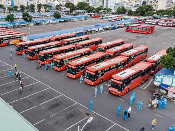 Ảnh: 20 chiếc xe khách giường nằm lăn bánh chở người dân từ TP.HCM về quê Phú Yên