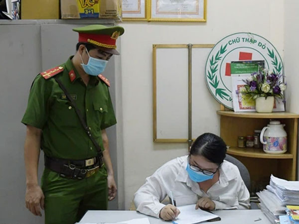 Hà Nội: Xử phạt ba cô gái xuất trình 'giấy thông hành' của công ty cầm đồ để ra ngoài