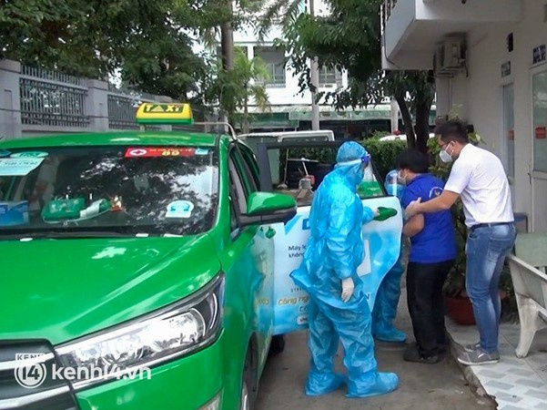 Cận cảnh xe taxi được lắp bình oxy, kit xét nghiệm nhanh để hỗ trợ đưa người dân đến bệnh viện ở TP.HCM