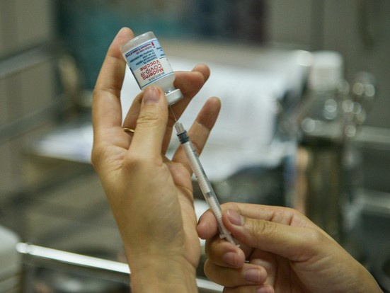 Hà Nội: Tạm đình chỉ cán bộ phường 'ưu ái' đưa 4 người thân tiêm vaccine Covid-19