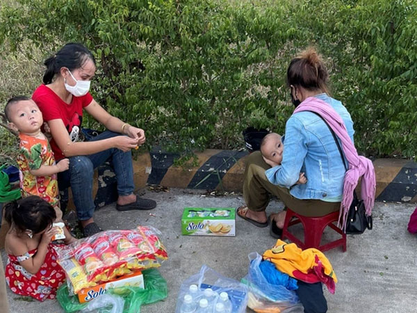 Hi hữu: 2 ông chồng 'bỏ quên' vợ và con nhỏ giữa đường khi chạy xe máy từ Bình Dương về Nghệ An tránh dịch