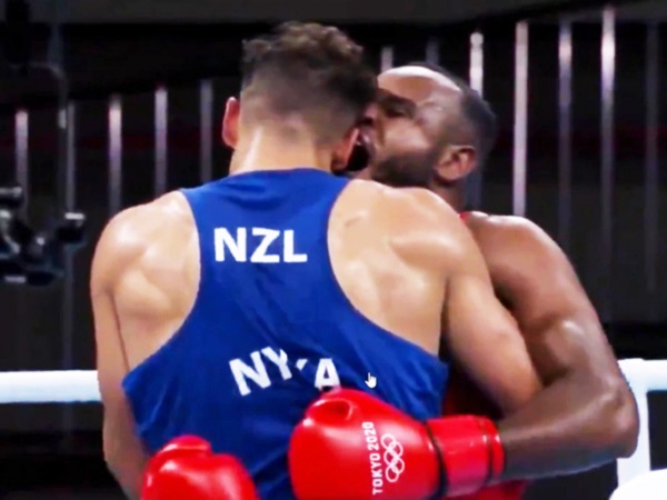 Khoảnh khắc phi thể thao nhất Olympic Tokyo: Võ sĩ boxing há cái 'miệng đầy nước' để cắn vào mặt đối thủ