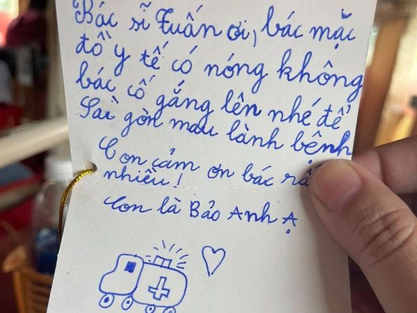 Xúc động tấm thiệp 'hậu phương nhí' gửi bác sĩ tuyến đầu chống dịch: 'Bác cố gắng lên nhé, để Sài Gòn mau lành bệnh'