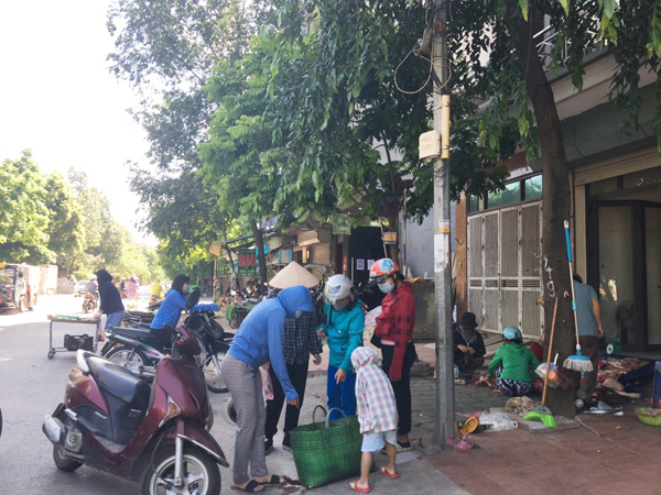 Chợ cóc họp ngay trên vỉa hè ở Hà Nội bất chấp Chỉ thị 16