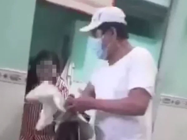 Vụ chủ nhà trọ vứt quần áo, đuổi cô gái ra khỏi phòng trọ mặc cho khóc lóc van xin: Người quay clip trực tiếp nói lý do?