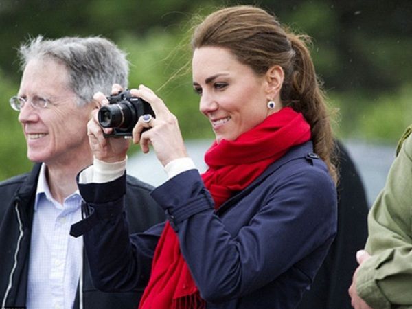 Lý do Công nương Kate đăng ảnh sinh nhật George khiến paparazzi câm nín, Meghan phải học hỏi thêm nhiều