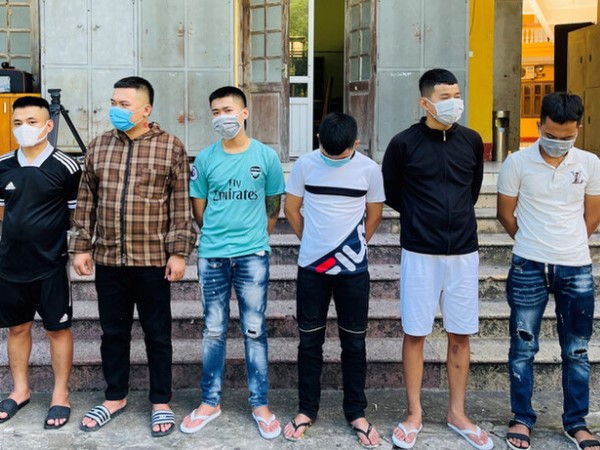 Không đòi được tiền, mang vòng hoa tang đặt trước cửa nhà người thân của con nợ để 'khủng bố'