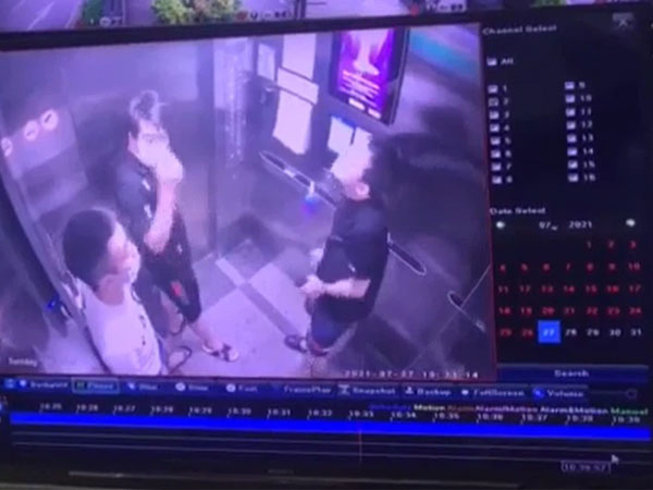 Hà Nội: Nam thanh niên khạc nhổ trong thang máy chung cư, lấy khẩu trang lau miệng rồi treo lên lọ nước sát khuẩn