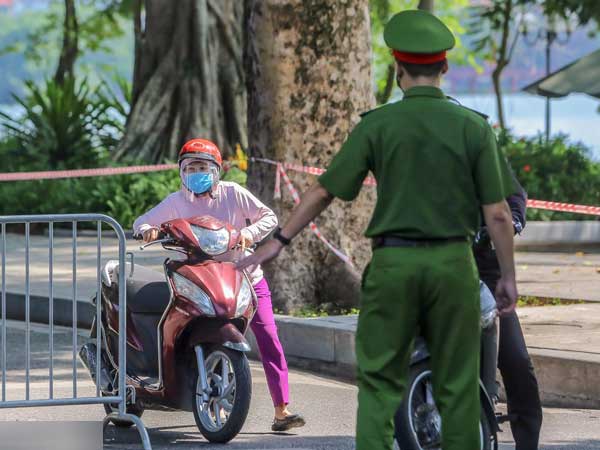 Cận cảnh Hà Nội triển khai kiểm tra giấy tờ người dân lưu thông trên đường