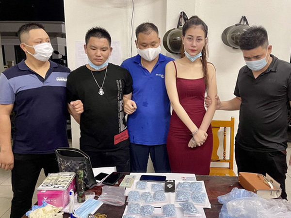 'Kiều nữ' 'trốn nã' buôn 1.500 viên thuốc lắc