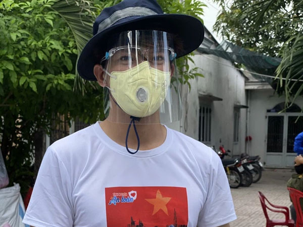 Nam MC không thể về chịu tang cha vì đang làm tình nguyện viên chống dịch tại TP.HCM, nghe chia sẻ mà xót xa!
