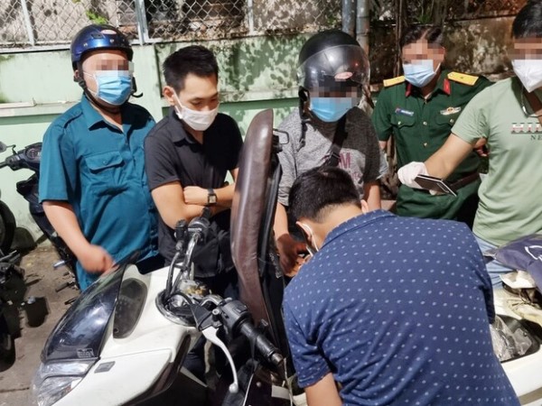 Ra đường sau 18h để mua ma túy, nam thanh niên bỏ lại cả bạn gái để chạy trốn khi bị kiểm tra