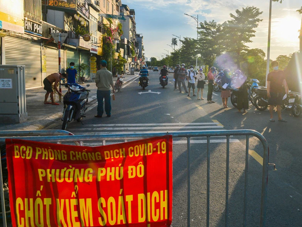 Ảnh: Lập chốt tại các làng ở quận Nam Từ Liêm, người dân ra ngoài không cần thiết sẽ bị xử phạt