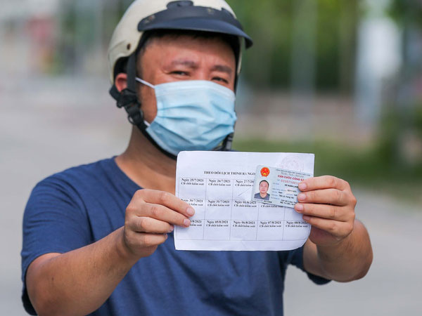Phường đầu tiên ở Hà Nội kiểm soát 2.500 'phiếu đi đường' của người dân